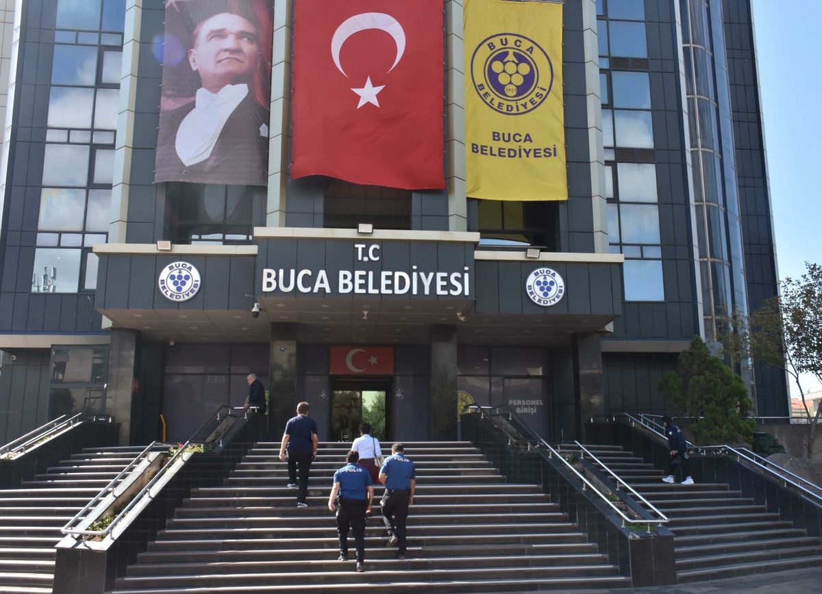 İzmir Buca Belediyesi\'ne 150 milyon TL\'lik araç kiralama borcundan haciz geldi