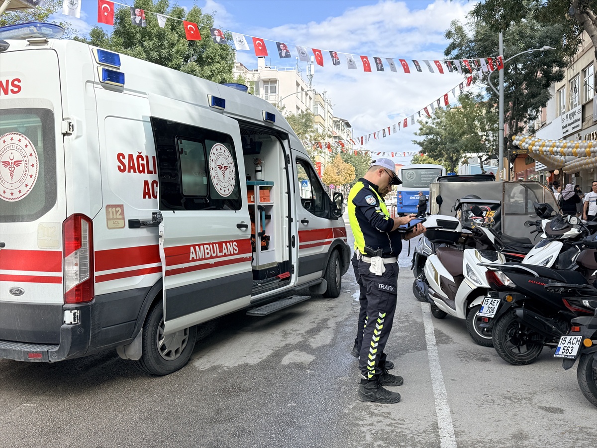 Burdur\'da Gazi Caddesi\'nde devrilen motosikletin sürücüsü hastaneye kaldırıldı