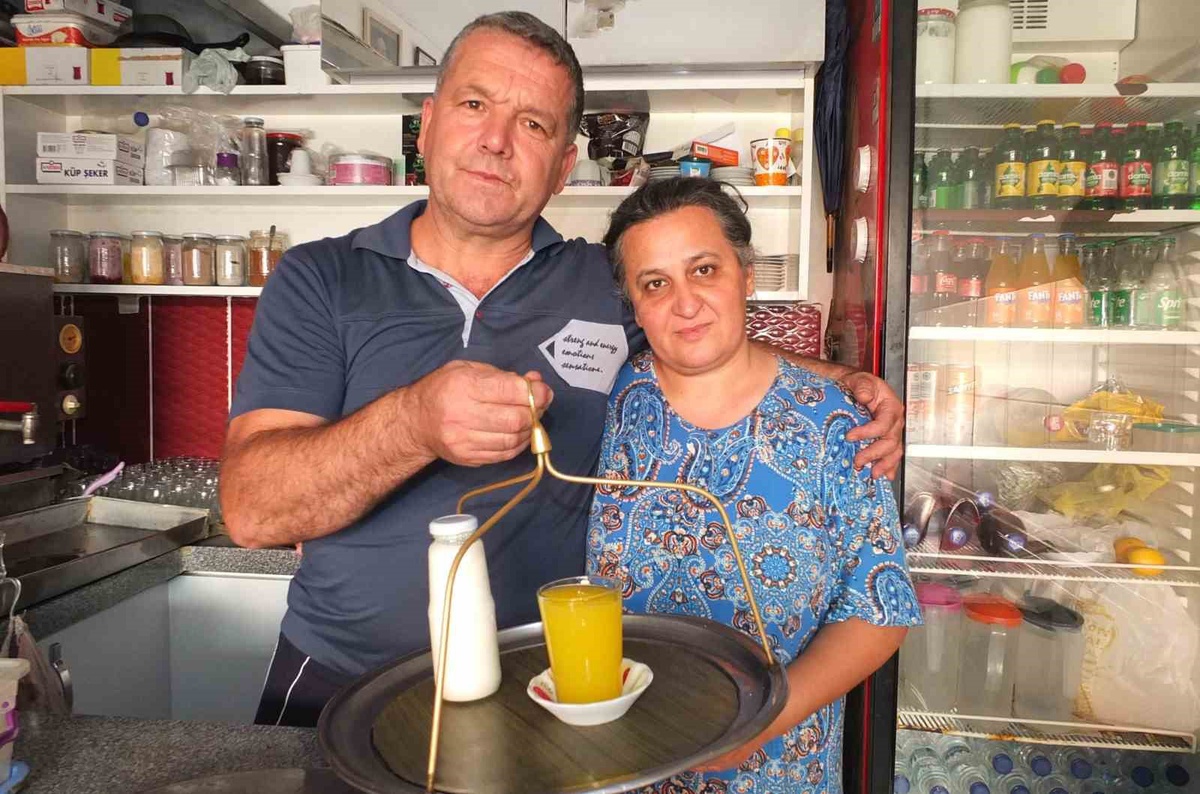 Burhaniye\'de çay ocağı işleten Özgür Yıldırım, günde 15 km yürüyüp esnafa çay taşıyor