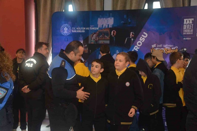Bursa'da 250 öğrenci, emniyetin projesiyle tiyatro etkinliğinde buluştu