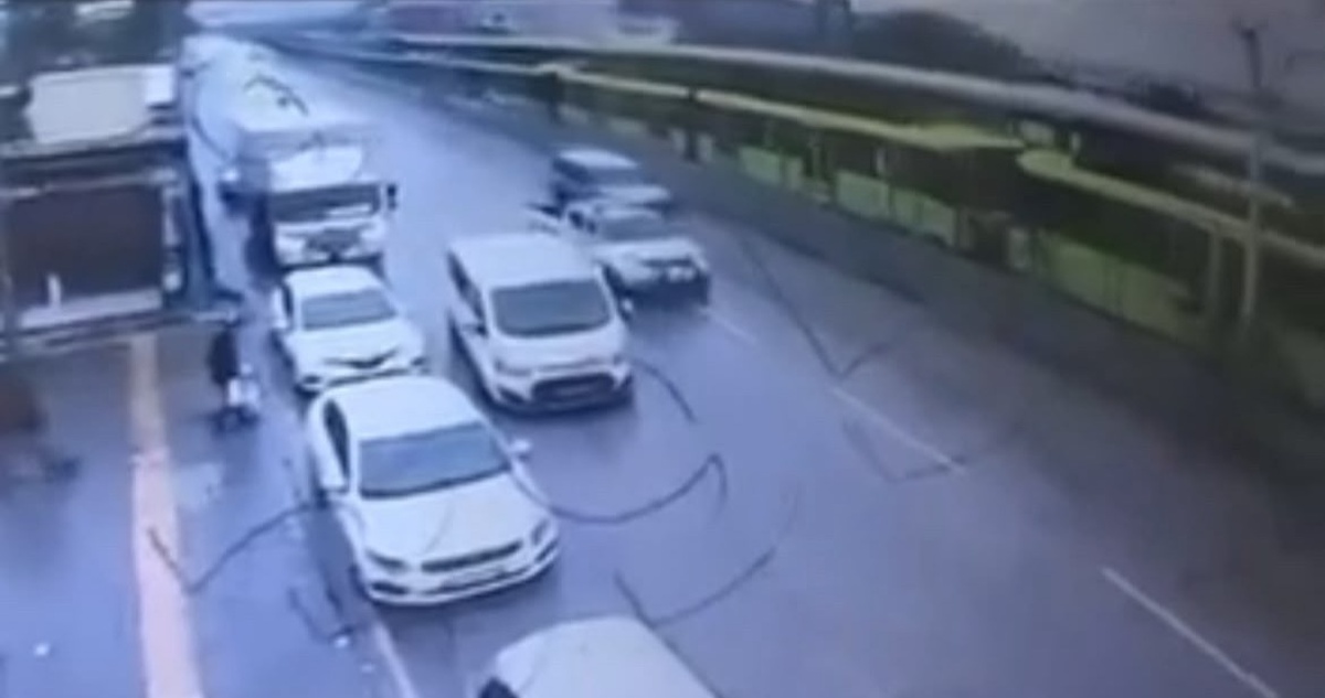 Bursa\'da yağışta takla atan araç hasar gördü, Kestel\'deki kaza kameraya yansıdı