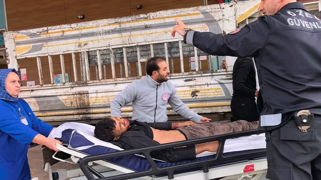 Bursa İnegöl'de kamyonetin kasasından 2 metre yükseklikten düşen Yusuf G. yaralandı.