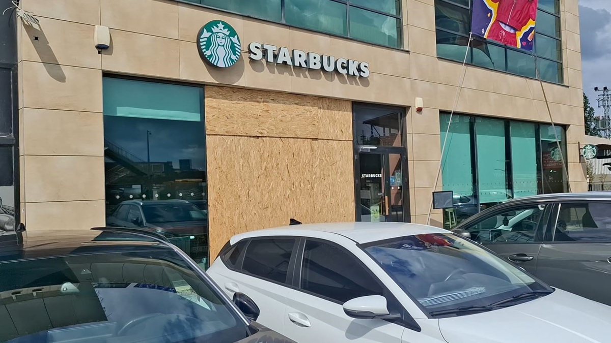 Çekmeköy\'de cip, park halindeki otomobile çarpıp kafeye girdi; ölü yaralı yok