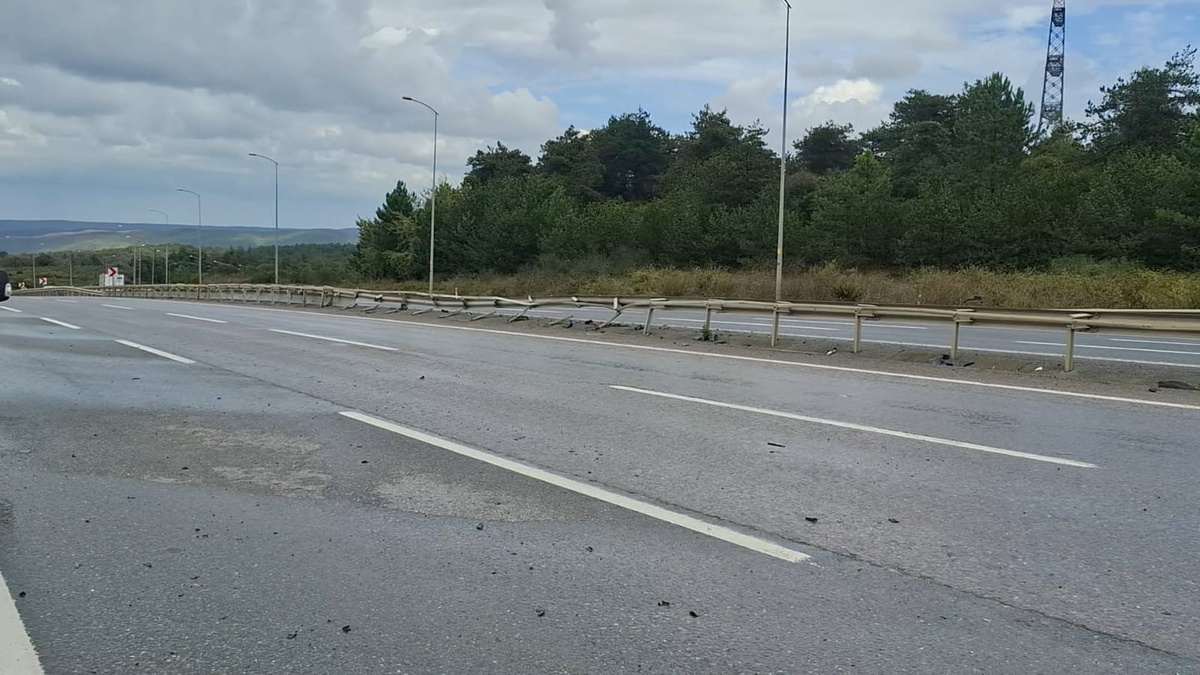 Çekmeköy\'de kontrolden çıkan otomobil bariyerlere çarptı, ölen yaralanan olmadı
