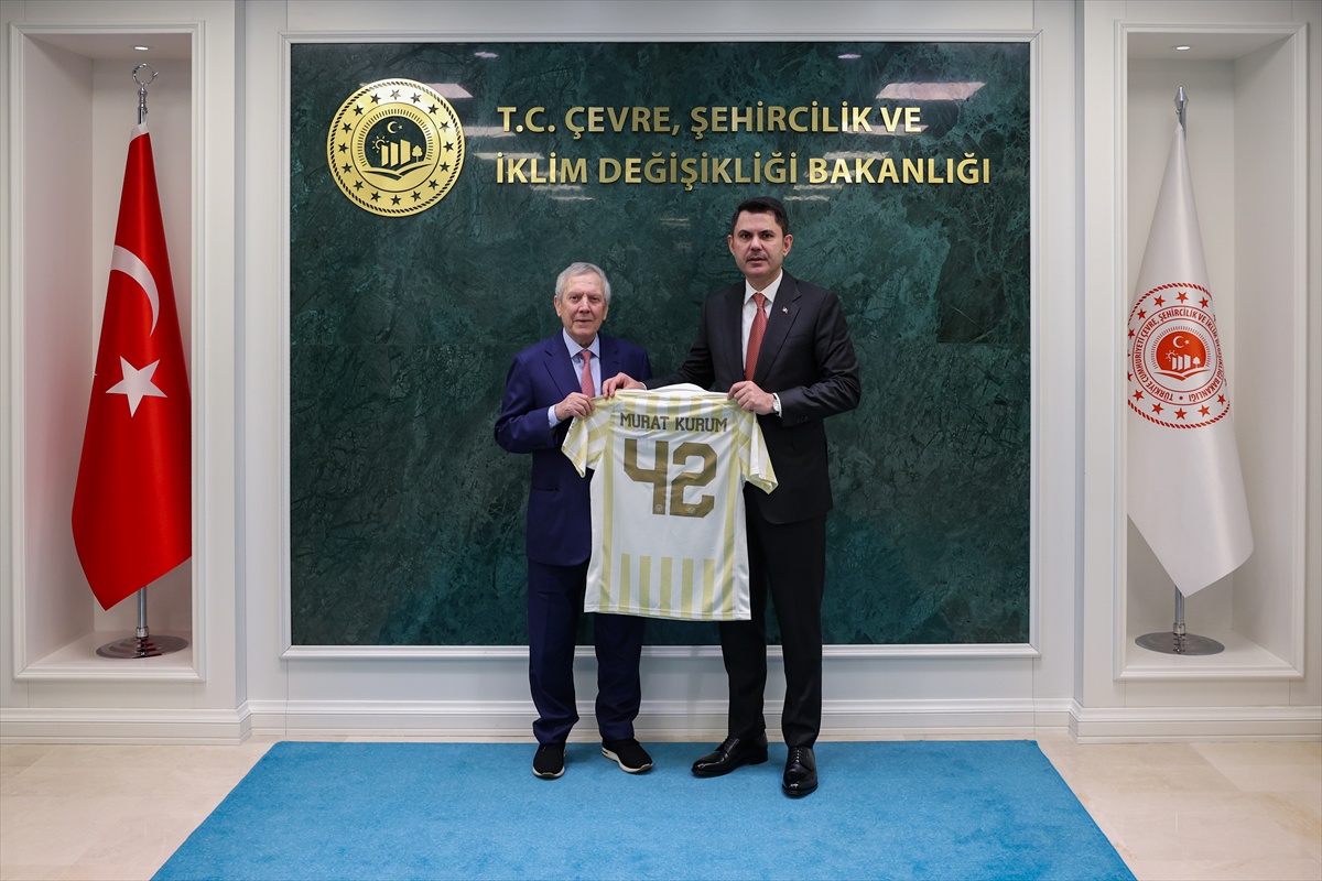 Fenerbahçe Başkanı Aziz Yıldırım, Çevre Bakanı Kurum\'a Bakanlıkta ziyarette bulundu