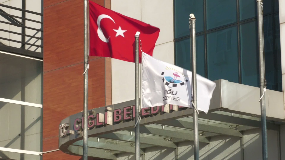 Çiğli\'de CHP, Yıldız\'ın AK Parti\'ye geçişini siyah çelenkle protesto etti