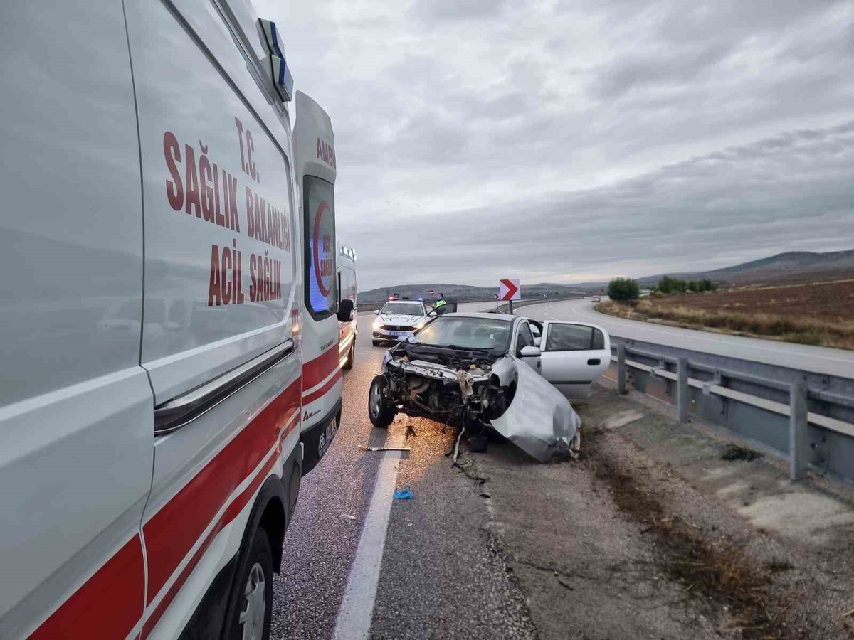 Çorum Alaca\'da otomobil bariyerlere çarptı, 5 yaralının hayati tehlikesi yok