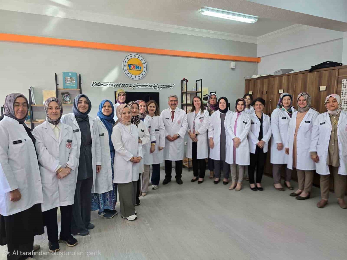 Demirkent TOKİ Okul Aile Birliği, öğretmenlere isimlik hediye etti