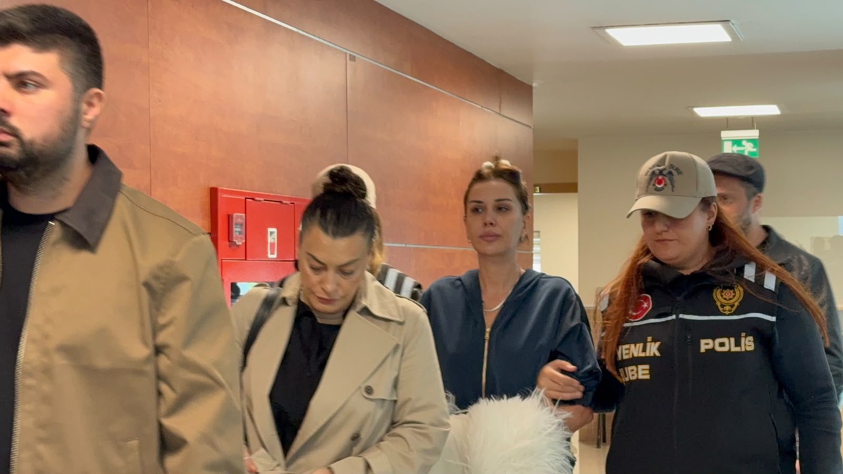 Cumhurbaşkanına hakaret suçundan gözaltına alınan Dilan Polat adliyeye getirildi
