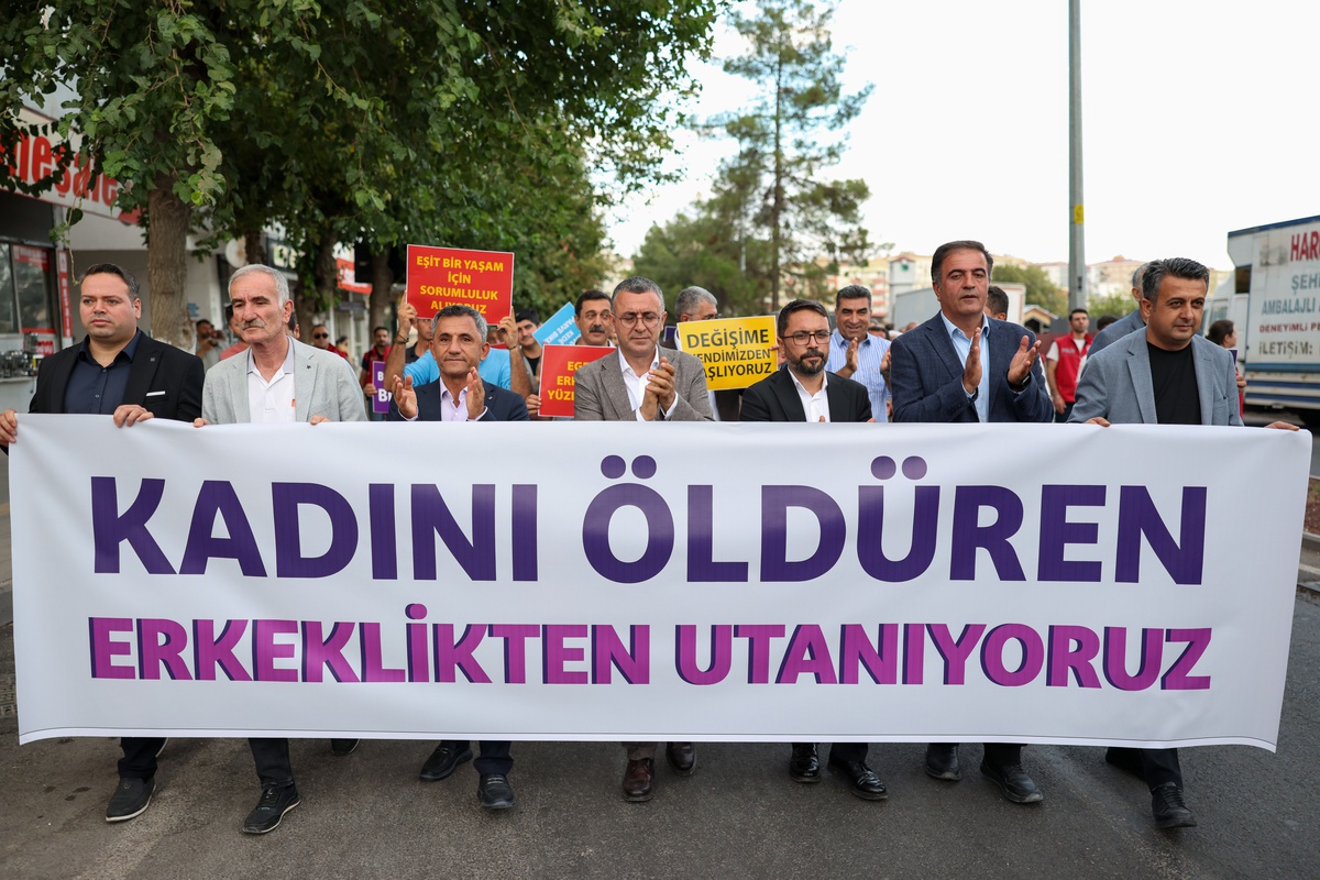 Diyarbakır\'da DEM Partili erkekler, STK temsilcileri kadın cinayetlerine karşı yürüdü