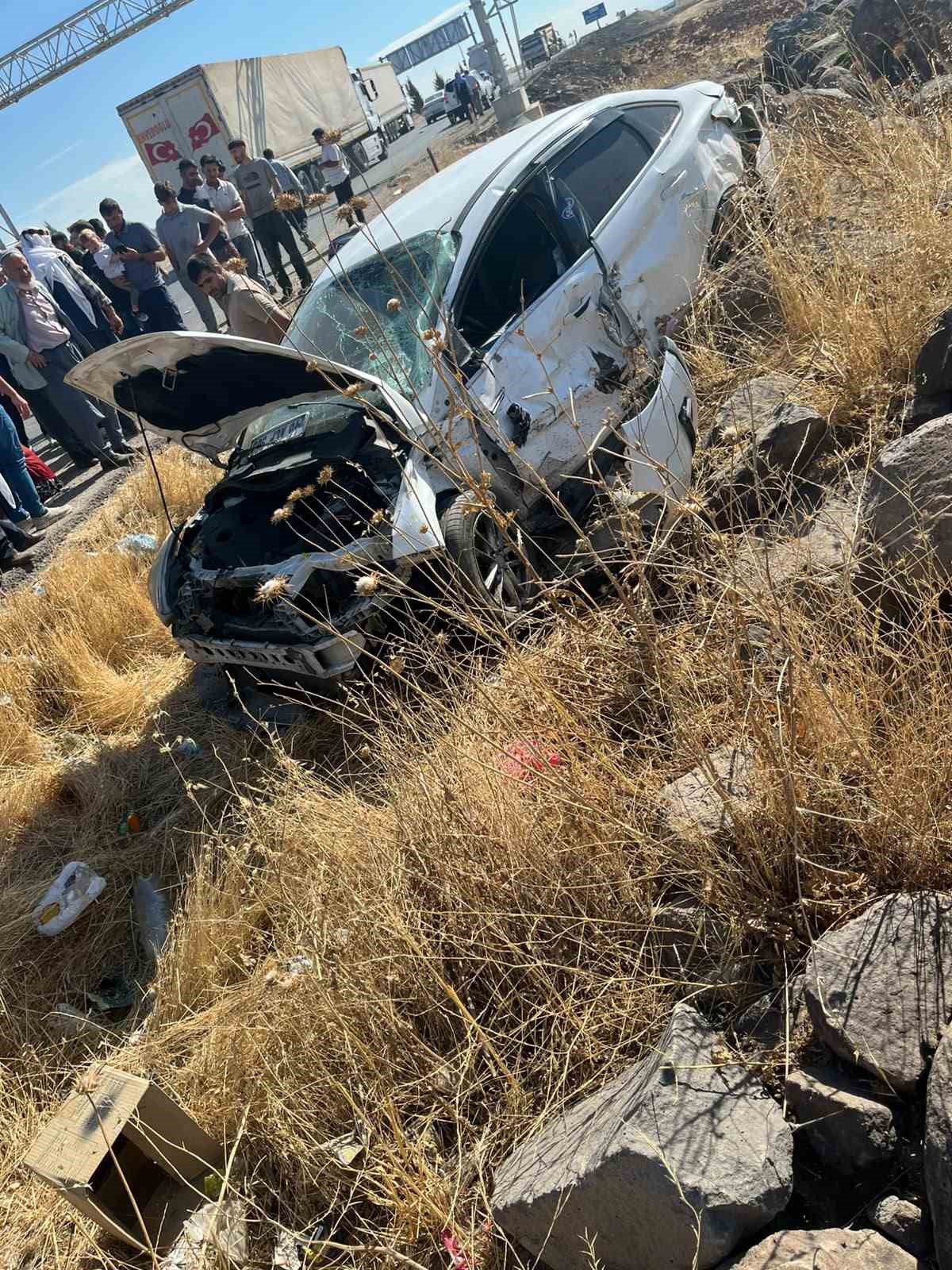 Diyarbakır Sur\'da otomobil tırla çarpıştı, takla atan araçta 7 kişi yaralandı.