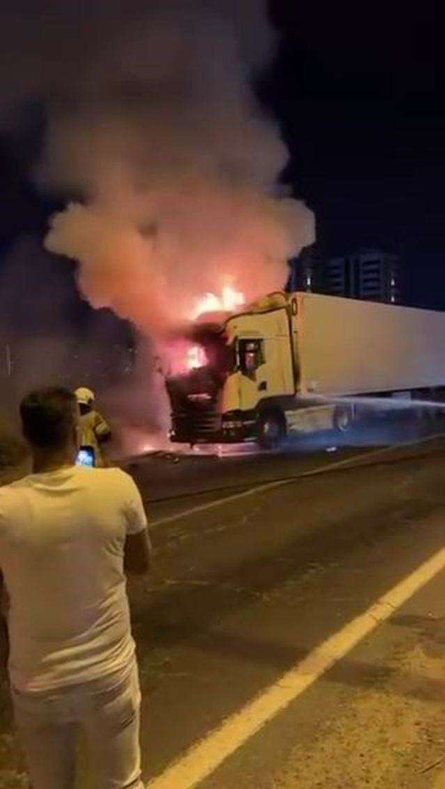 Sürücü, Diyarbakır Kayapınar'da alev alan tırı çekti, kupası kullanılamaz hale geldi