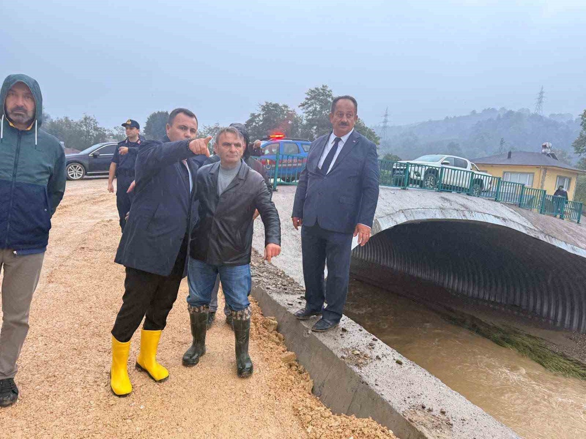 Akçakoca Kaymakamı Uzan, Esmahanım\'da su baskınından etkilenen aileleri ziyaret etti