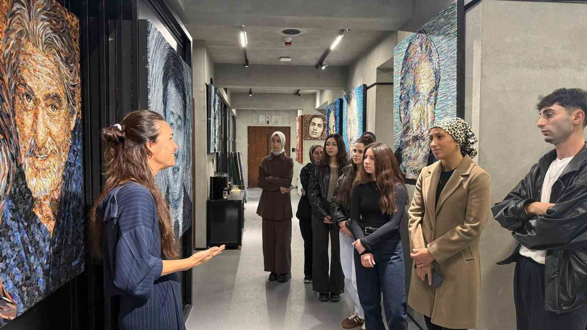 Düzce\'de gençler atıklardan sanata dönüşümü Sustainable Art House\'ta inceledi