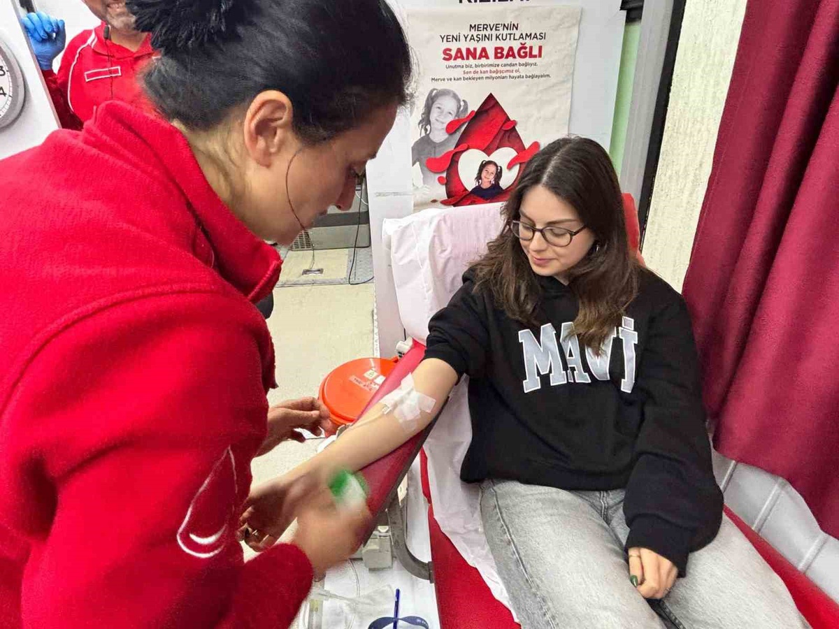 Düzce\'deki kız yurdunda öğrenciler ve personel Kızılay için gönüllü kan bağışladı