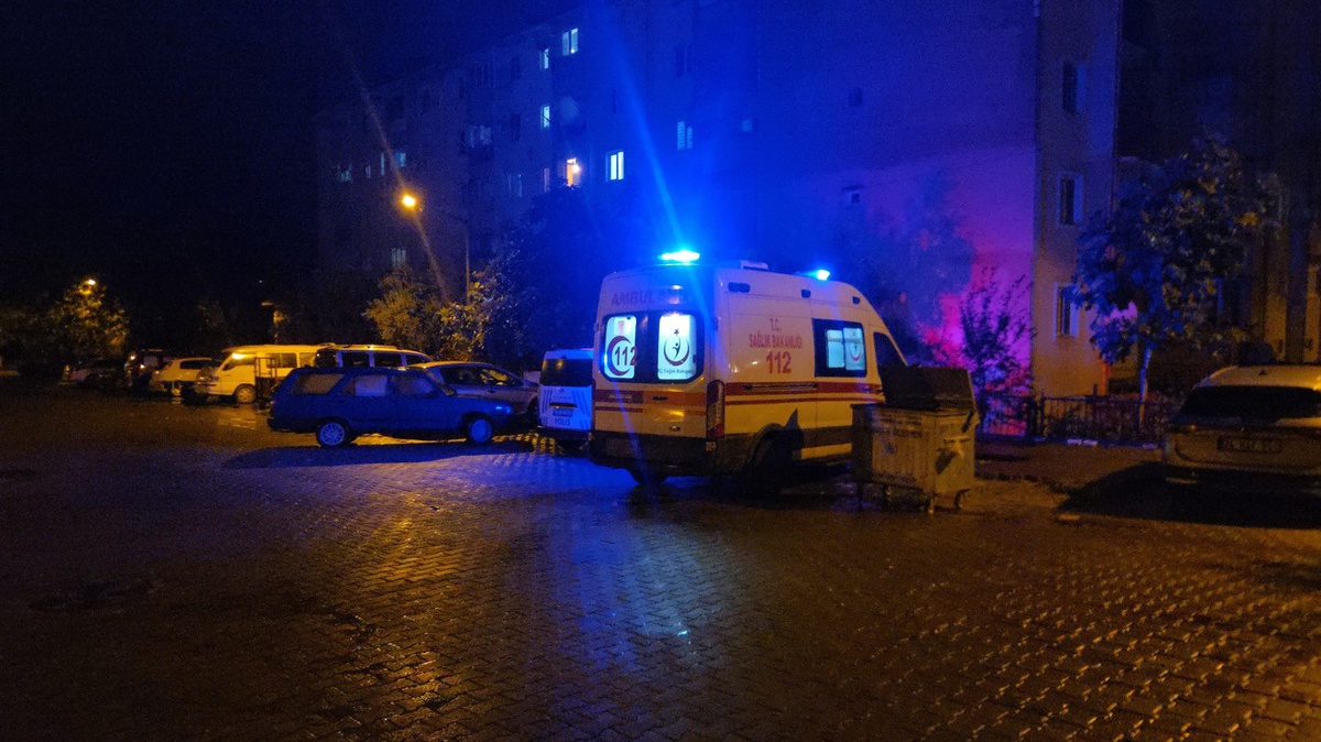 Emekli doktor evinde ölü bulundu