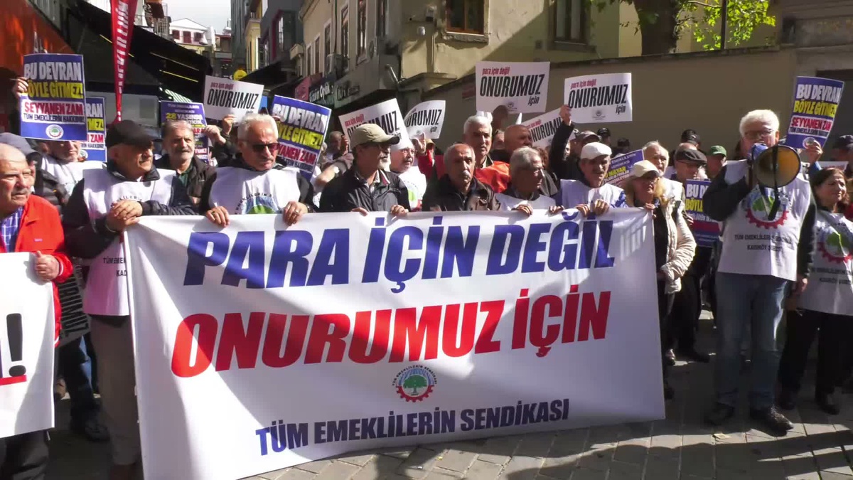 Kadıköy\'de emekliler AYM önünde canına kıyan emekli polis için AKP\'yi sorumlu tuttu
