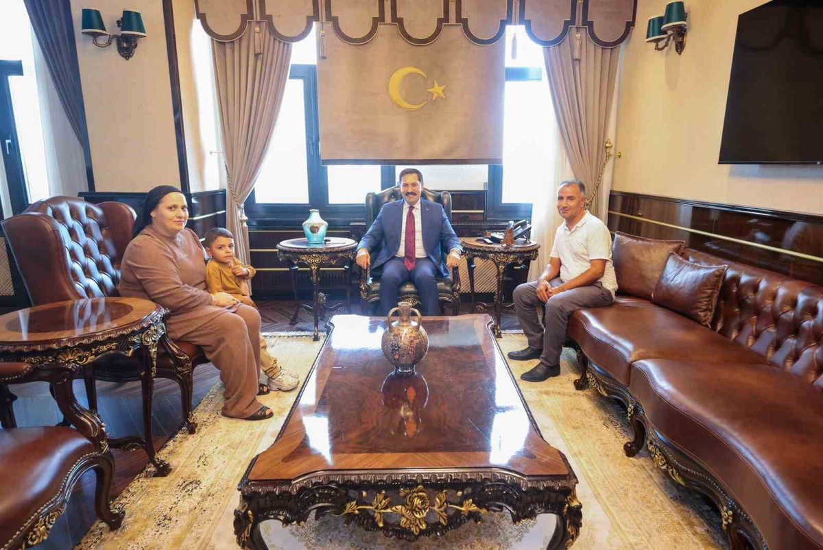 Hatay Valisi Masatlı, depremde 20 günlükken kurtarılan Kerem bebeği ağırladı