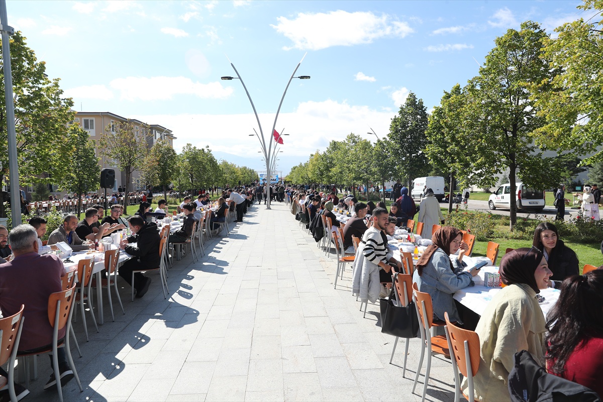 Erzincan\'da üniversiteli öğrenciler Cimin üzümü ve tulum peynirli kahvaltıda buluştu