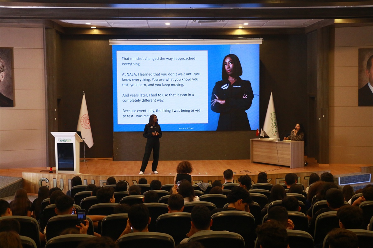 Eski NASA roket bilimcisi Bowe, Adana\'da düzenlenen etkinlikte öğrencilerle buluştu