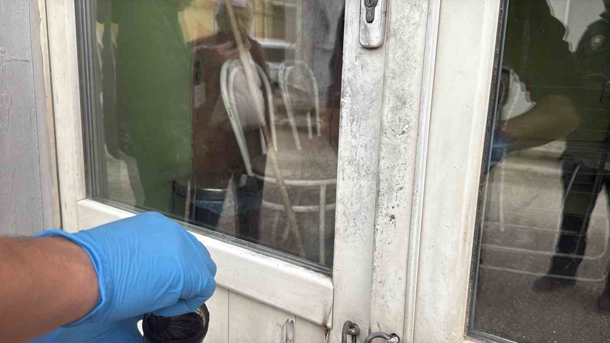 Eskişehir\'de berber dükkanına kundaklama girişimi yapıldı, şüpheliler aranıyor