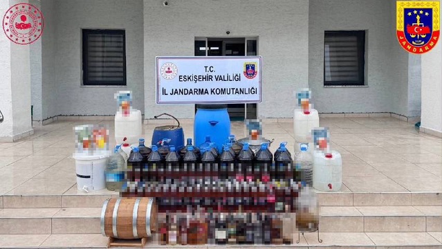 Eskişehir'de kaçak içki operasyonunda 296 litre şarap ve damıtma sistemi bulundu