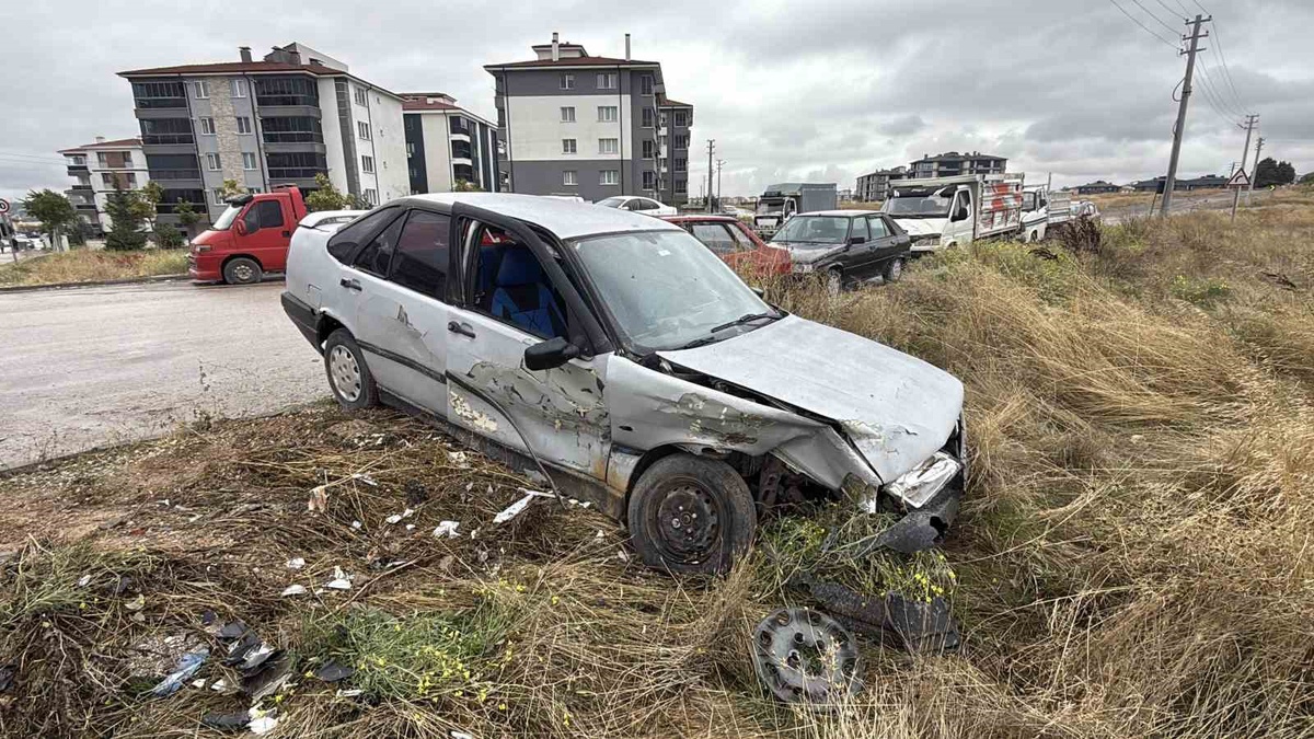 Eskişehir\'de iddiaya göre çarptığı otomobili araziye savurup kaçan sürücü aranıyor