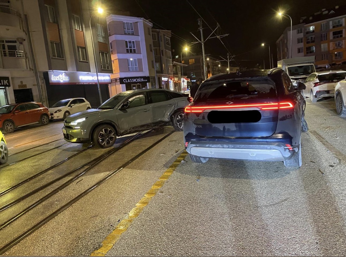 Eskişehir\'de raylar üzerindeki kaza SSK-BATIKENT tramvay seferlerini aksattı