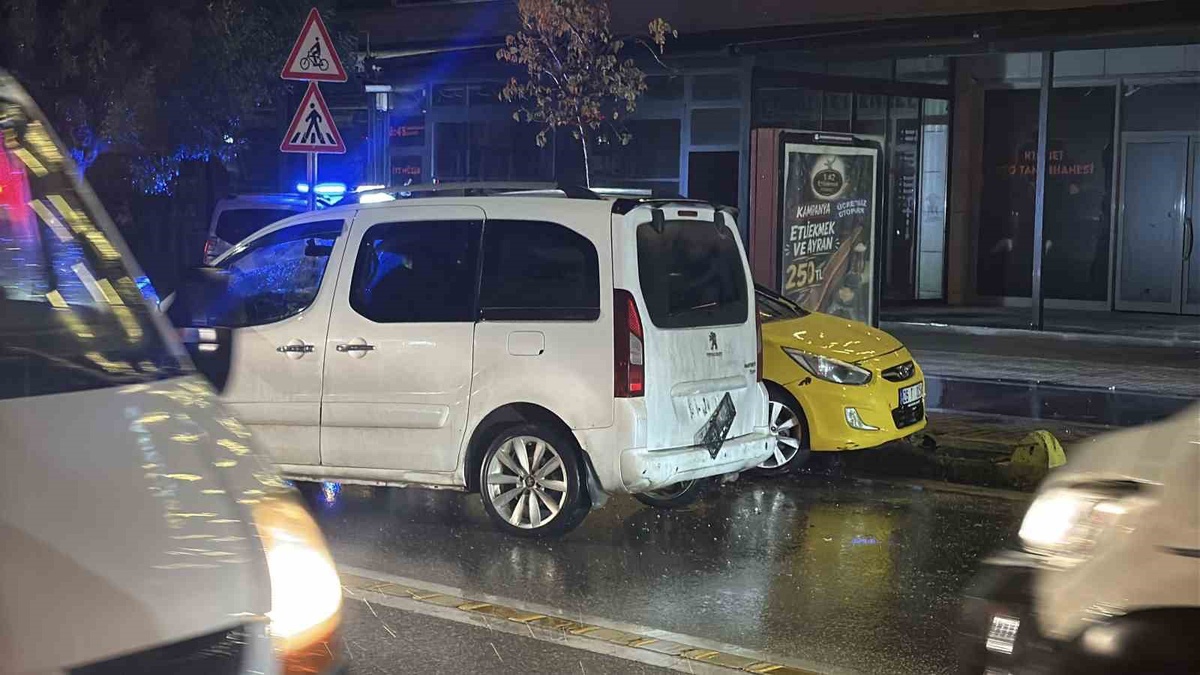 Kaygan yolda ticari taksi ile panelvan çarpıştı, Eskişehir\'de 3 kişi hafif yaralandı