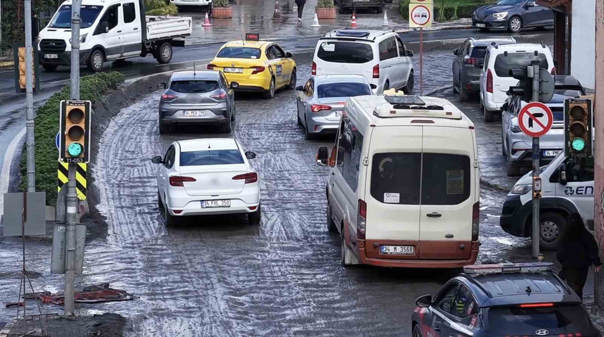 Eyüpsultan\'da İSKİ çalışması ulaşımı felç etti, sürücüler çukurlarda zorlanıyor