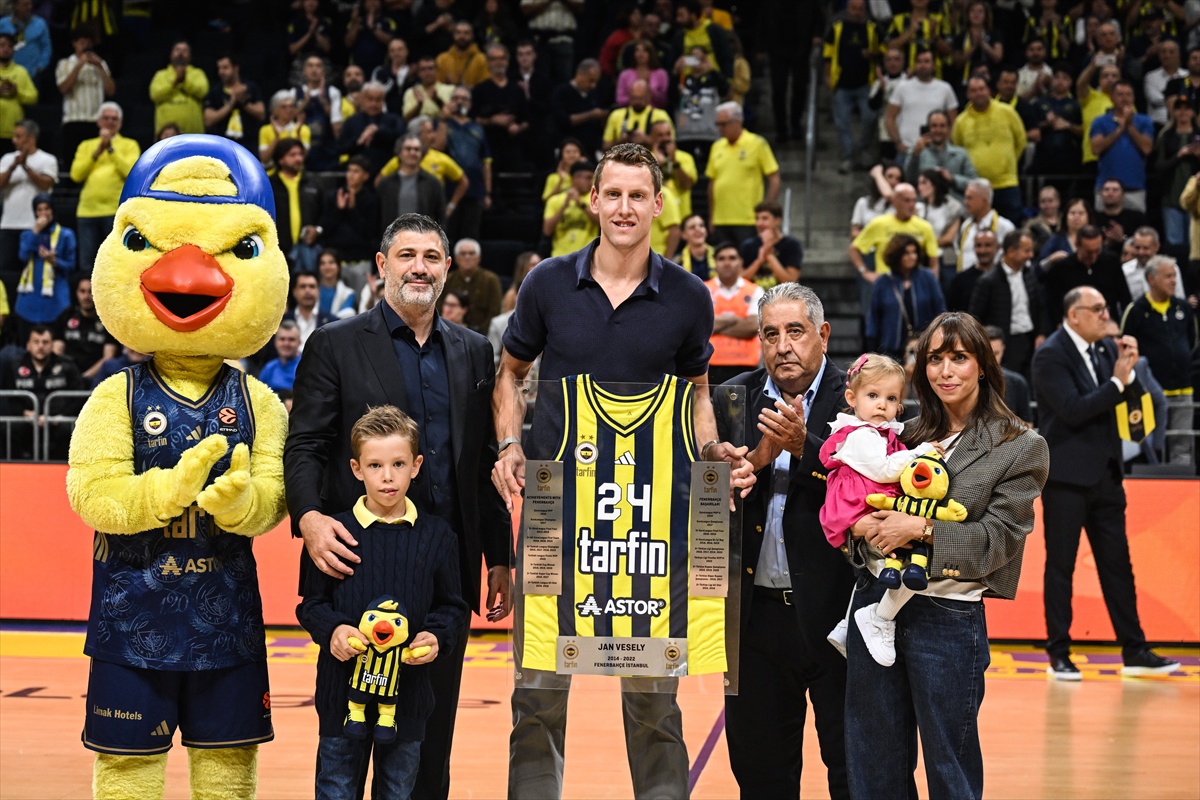 Fenerbahçe, Jan Vesely\'e 24 numaralı formanın takdim edildiği veda töreni düzenledi