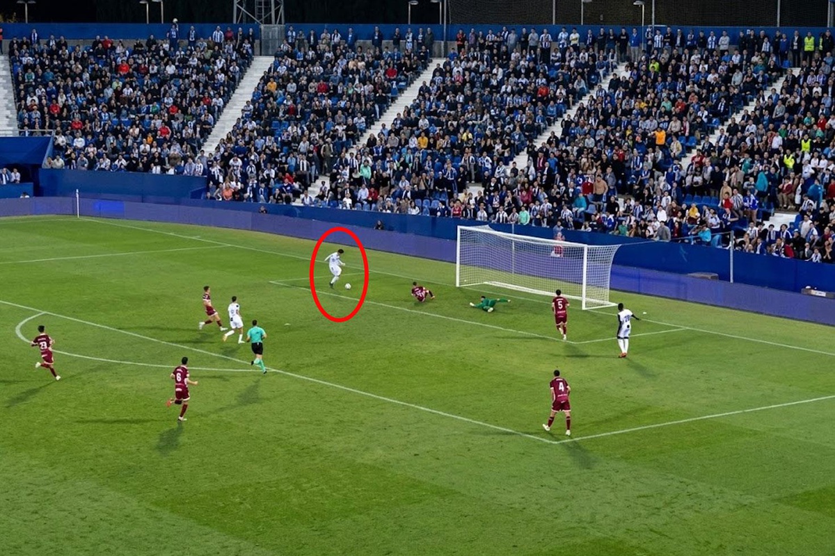 Galatasaray\'ın eski yıldızı çıldırtmaya devam ediyor: Boş kaleye kaçırdı, yuhalandı