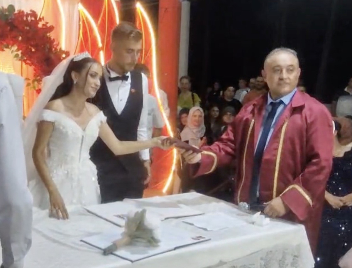 Gelibolu\'da 17 yıldır nikah memuru olan Serkan Özel, kızının nikahını kıydı