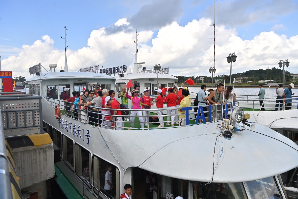 16 Eylül\'de açılan Pinglu Kanalı, Guangxi\'de tekne turlarıyla turizmi canlandırıyor