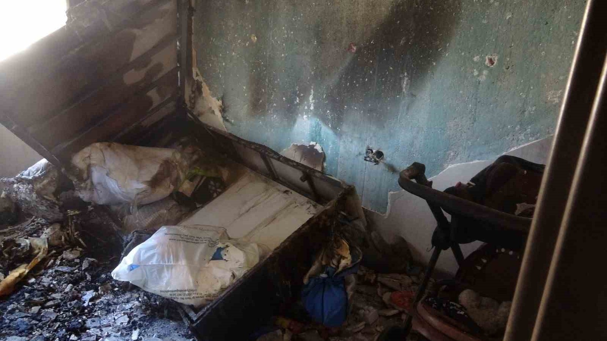 Antakya\'da yangın çıkan daire 6 aydır temizlenmeyince sakinler koku ve böcekten bezdi