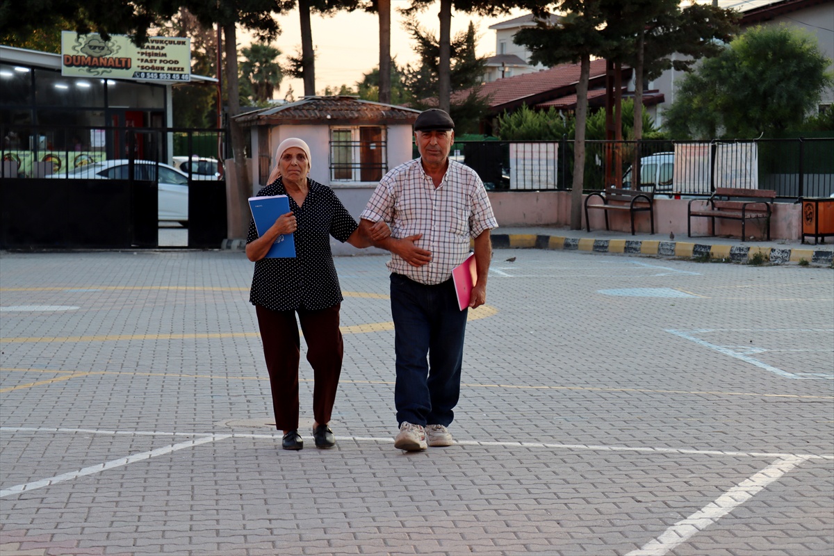 Hatay\'da 72 yaşındaki Şüheyli çifti, okuma yazma kursunu tamamlayıp okuryazar oldu