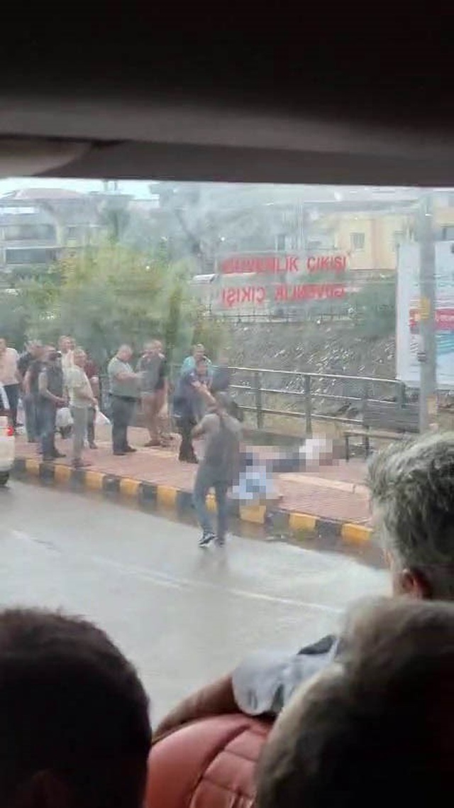 Silahlı saldırı kamerada! Husumetlisini köprü üzerinde öldürdü