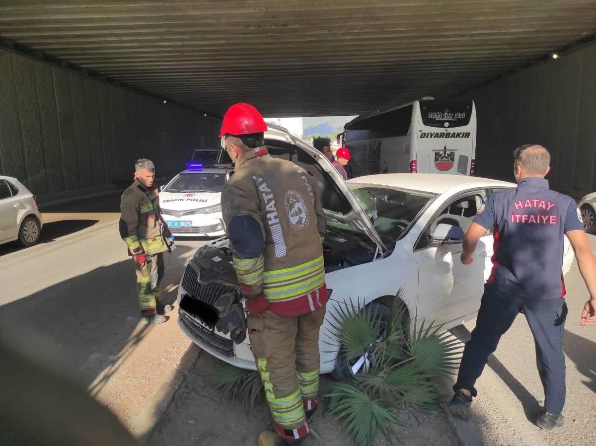 Hatay İskenderun Dumlupınar\'da yan yatan otomobildeki 2 kişi yaralandı