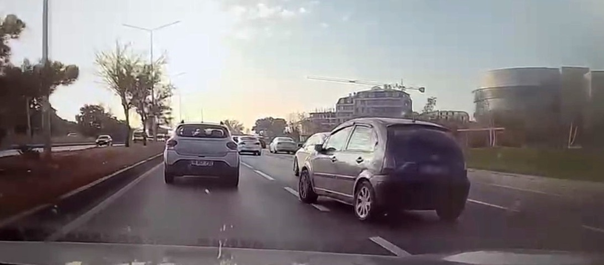 İddiaya göre Eskişehir\'de sürücünün sinyal vermeden ani freni kameraya yansıdı