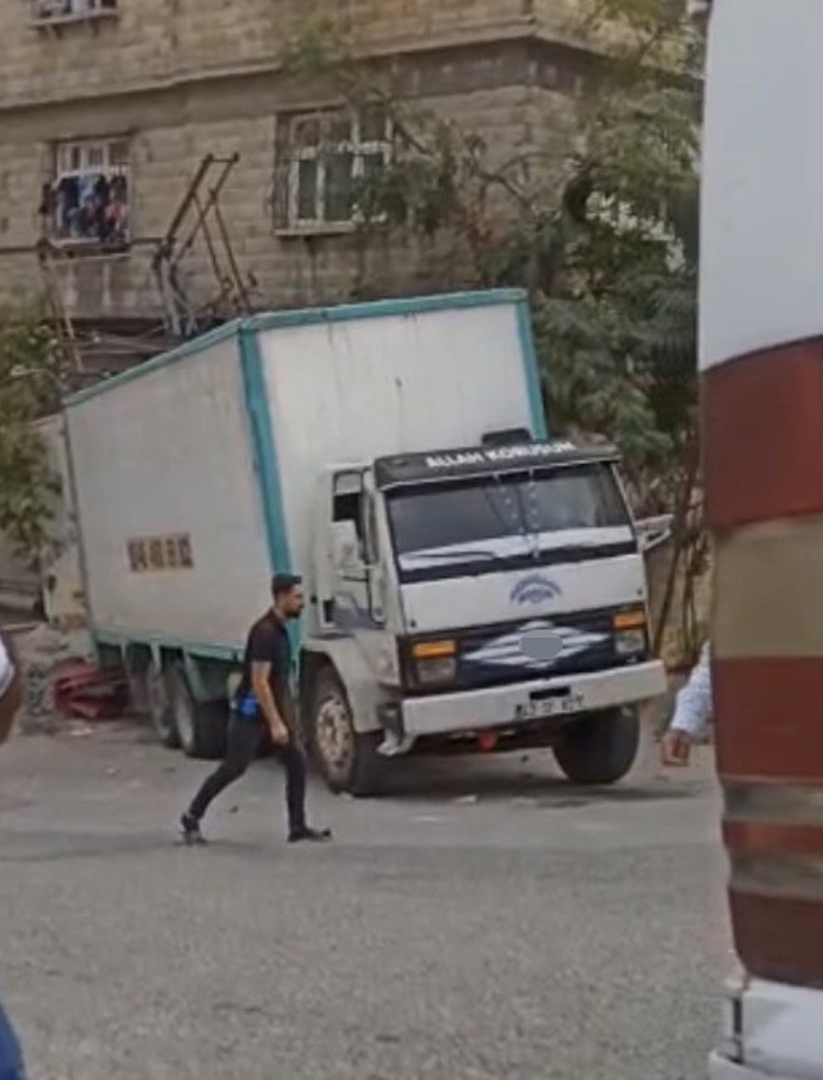İddiaya göre Gaziantep\'te kamyonun freni boşaldı, araç eve çarptı, yaralanan olmadı