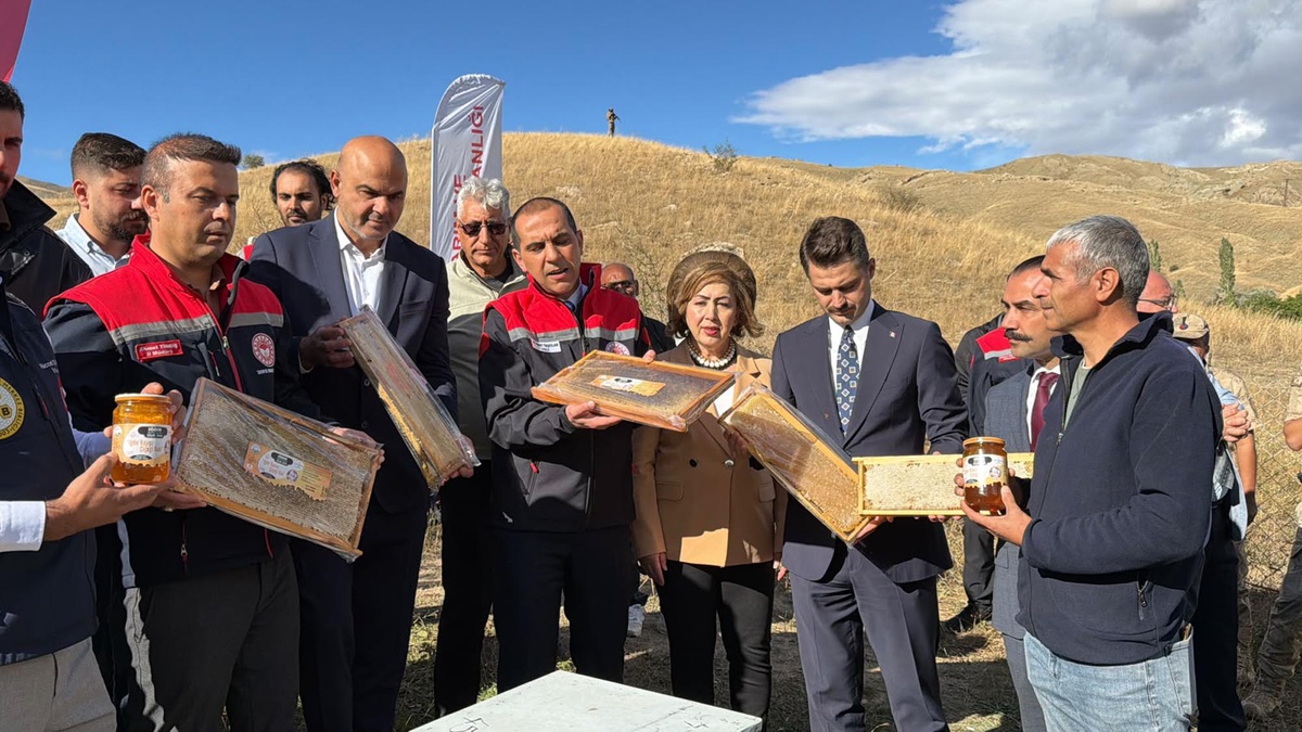 Iğdır\'da kayısı çiçeği balı hasadı yapıldı, Vali Taşolar tanıtılmasını istedi