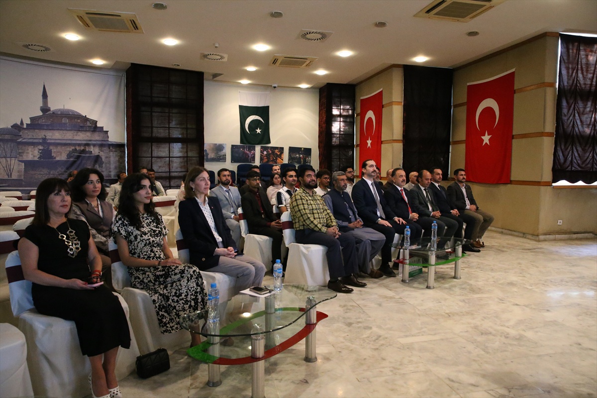 İslamabad Büyükelçisi Neziroğlu, 112 Pakistanlı öğrencinin burs kazandığını açıkladı