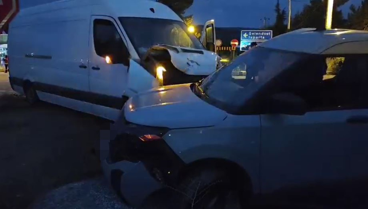 Isparta Yalvaç\'ta ticari araçla hafif ticari çarpıştı, 1 yaralı hastaneye kaldırıldı
