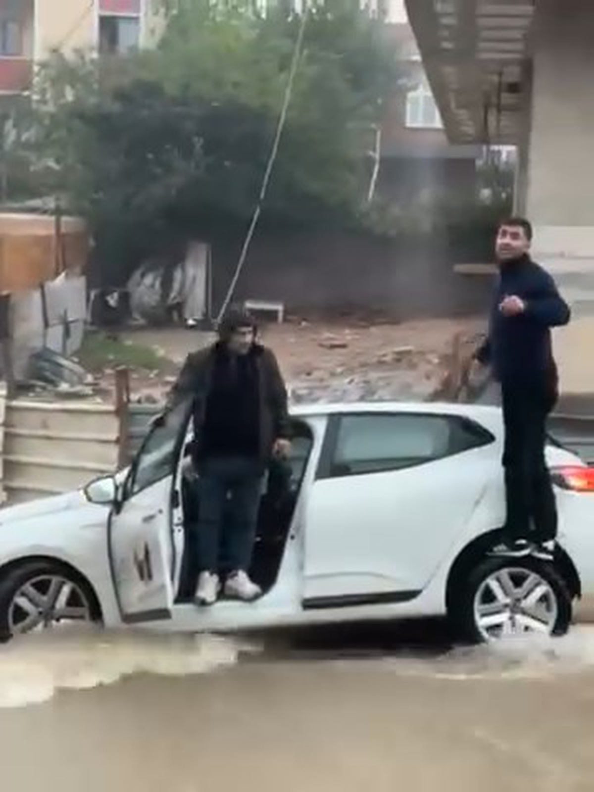 Sultanbeyli\'de yağmur sonrası çöken yolda saplanan otomobil çekiciyle kurtarıldı