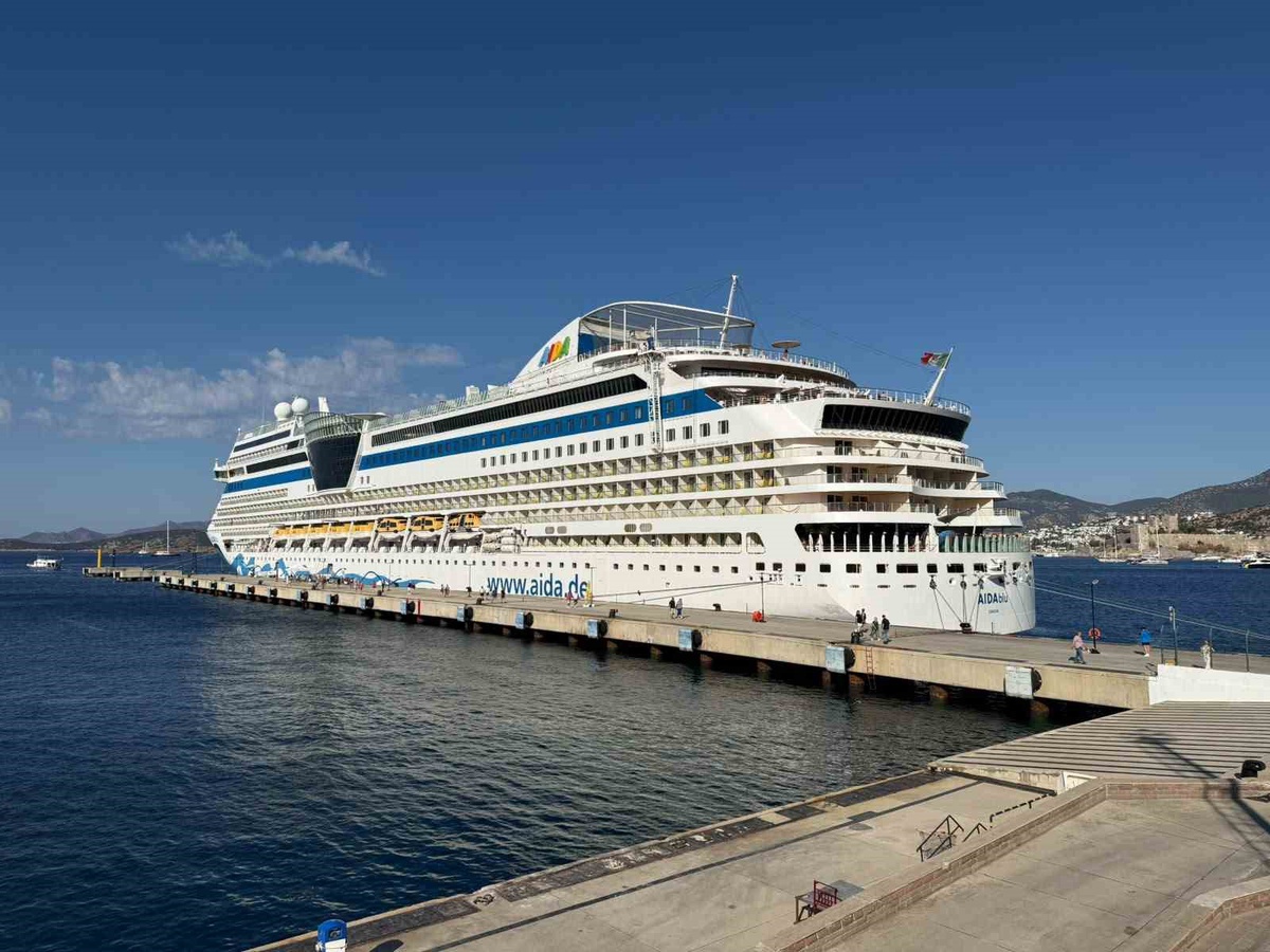 AIDAblu kruvaziyeri 2 bin 243 yolcuyla Bodrum\'a ulaştı, akşam Girit\'e gidecek