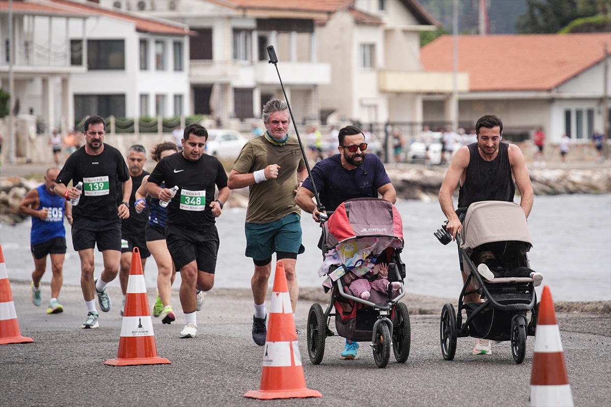 İzmir\'de galerici baba, 10 aylık kızını bebek arabasına koyup maratonlara döndü