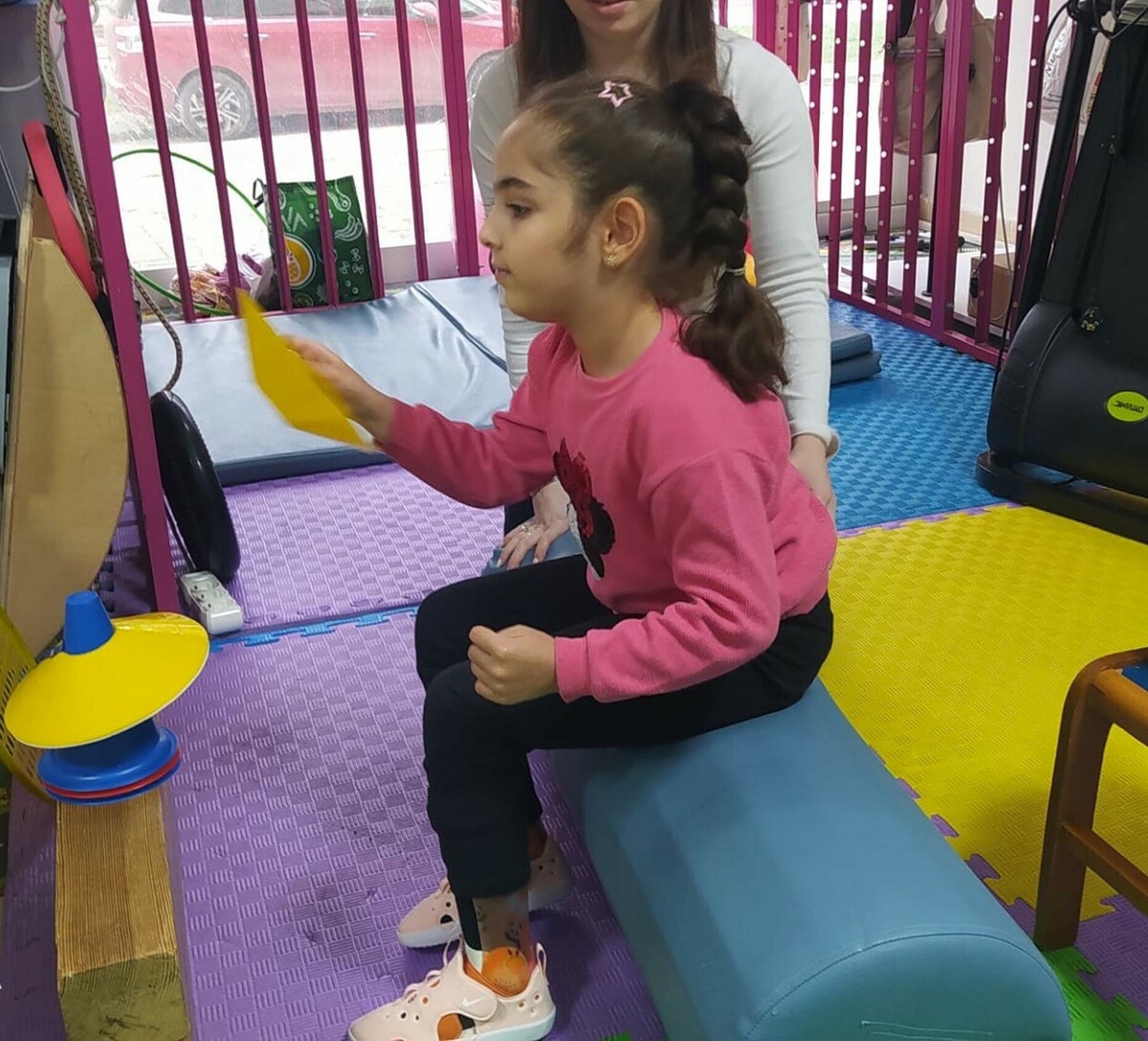 İzmir\'de Yağmur Kolaç, serebral palsiyle desteksiz yürümek için her gün çalışıyor