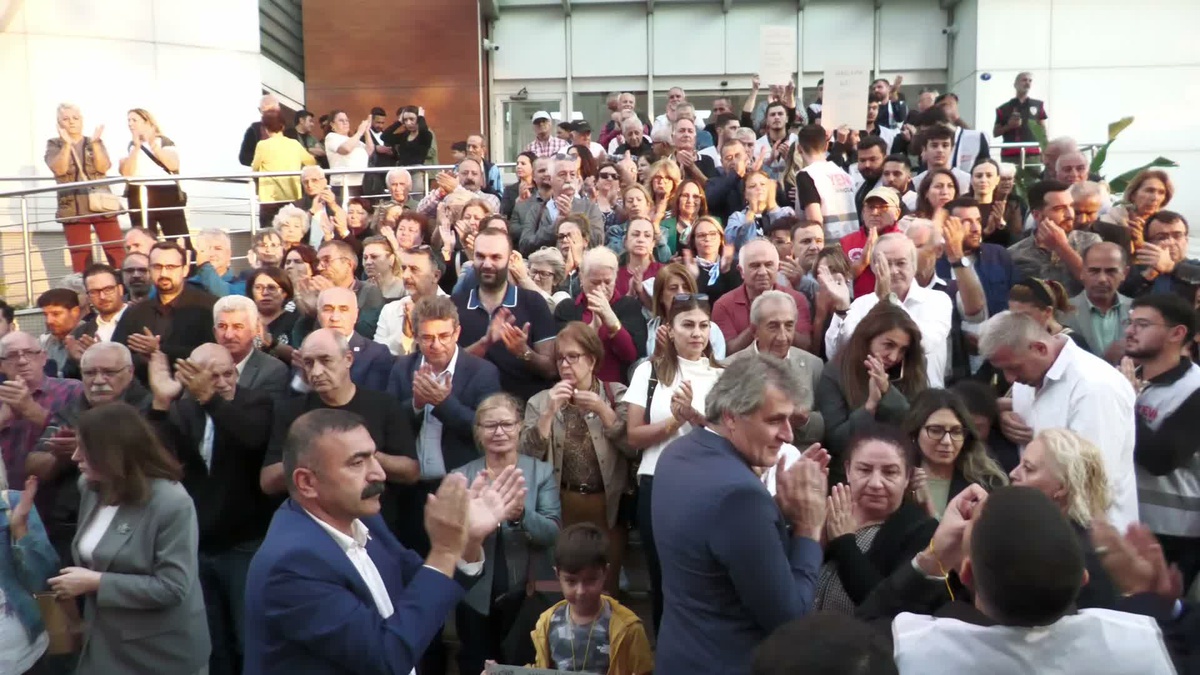 İzmir\'de YENİ Parti, Çiğli Belediye Başkanı\'nın AK Parti\'ye geçişine tepki gösterdi