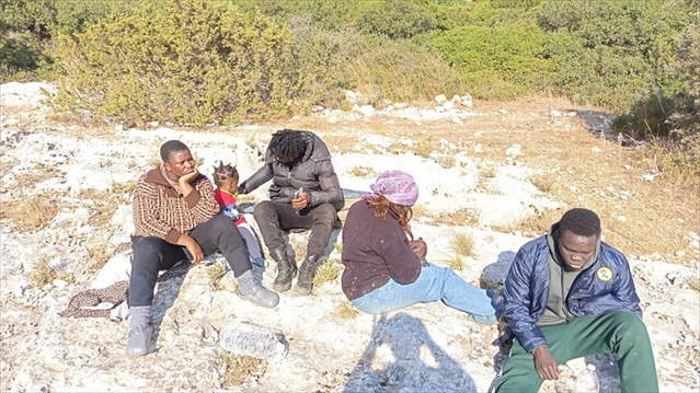 İzmir Seferihisar'da Sahil Güvenlik ve jandarma 1'i çocuk 9 düzensiz göçmen yakaladı