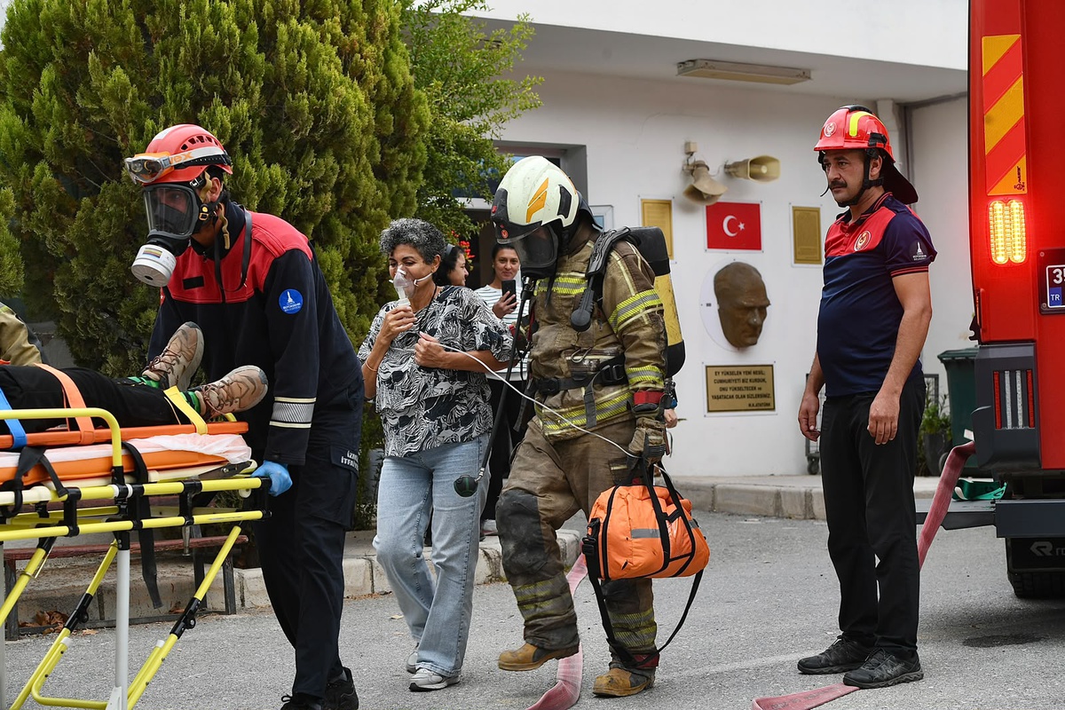 İzmir Urla\'da okuldaki yangın tatbikatında mahsur kalan öğrenci kurtarıldı